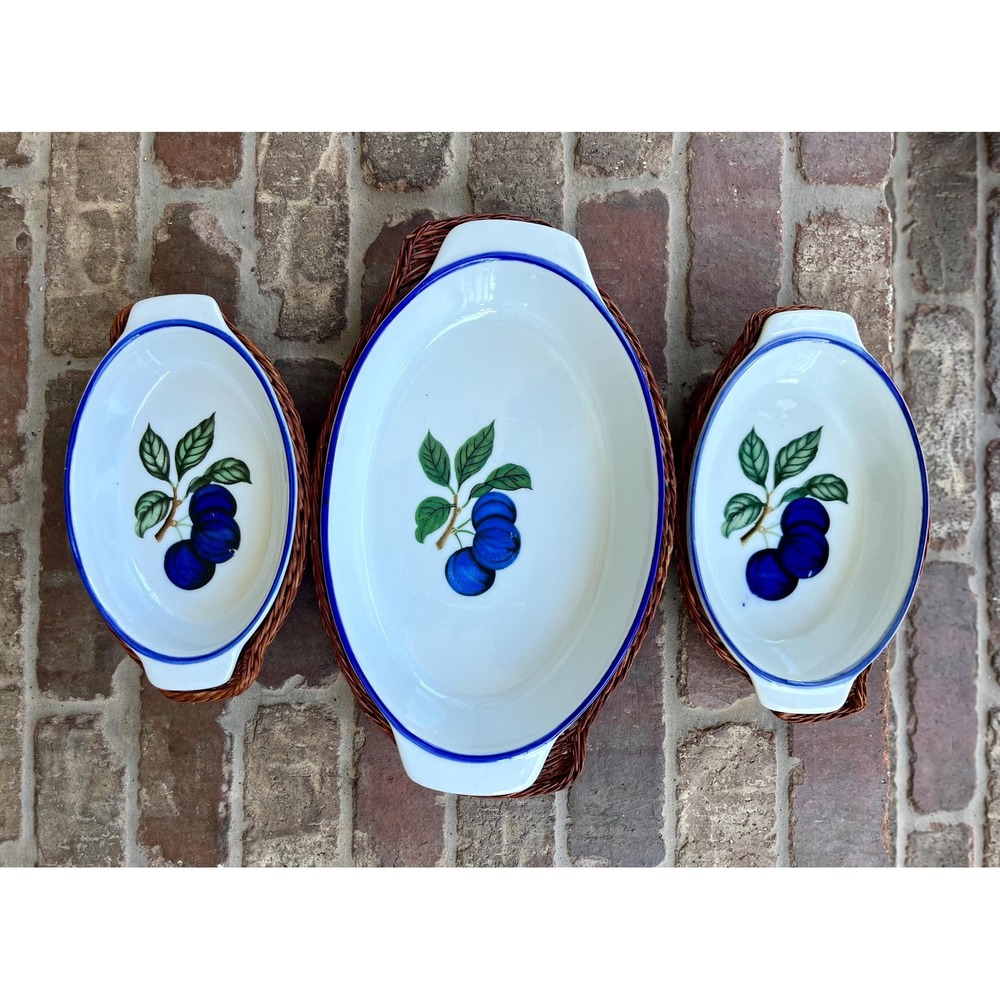 Adorable set of vintage blueberry casserole dishes in wicker baskets. Set of 3. - Picture 10 of 11